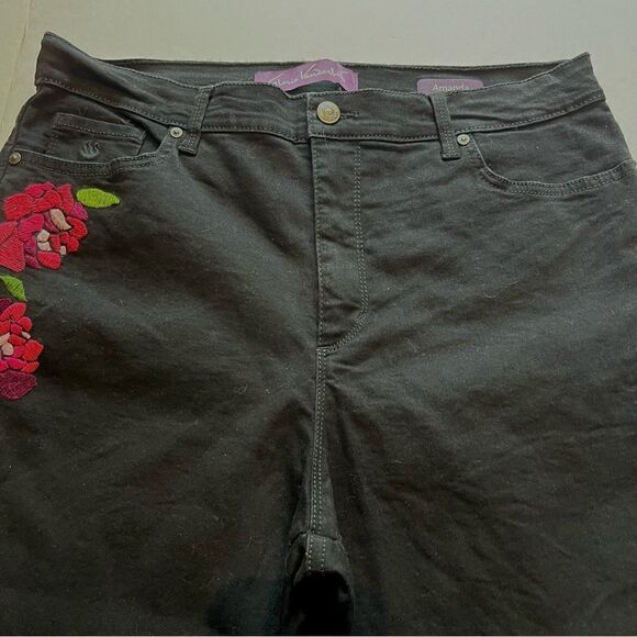 Gloria Vanderbilt Amanda Women's Black Jeans with Rose decor Size 12 High rise - Picture 5 of 10